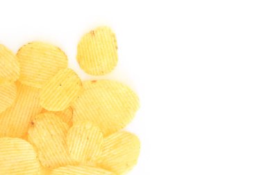 Beyaz arka plan üzerinde abur cubur sağlıksız yiyecek gevrek patates cips