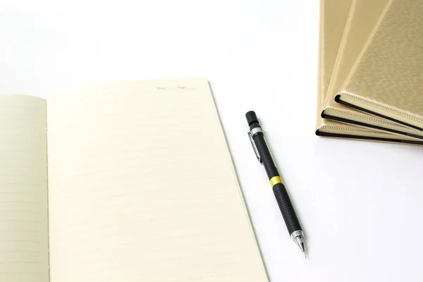 Σημειωματάριο Κάλυψης Χρυσό Στυλό Λευκό Φόντο — Φωτογραφία Αρχείου