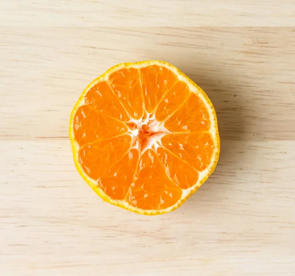 ahşap arka plan üzerinde turuncu meyve kabuğu