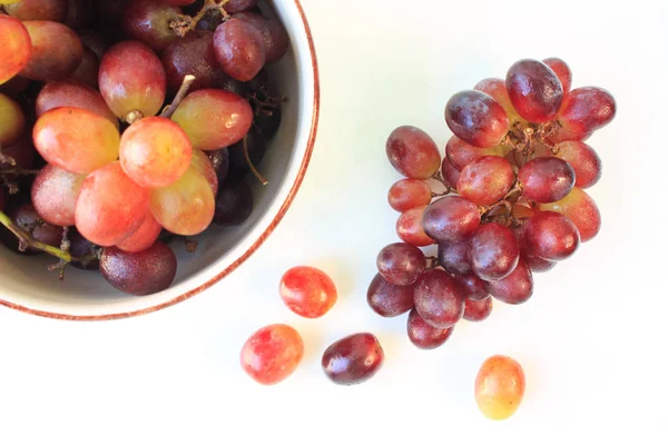 Червоний Виноград Білому Тлі — стокове фото