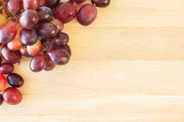 beyaz arkaplanda kırmızı üzümler