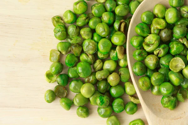 Grüne Erbsen Auf Teller Und Holz — Stockfoto