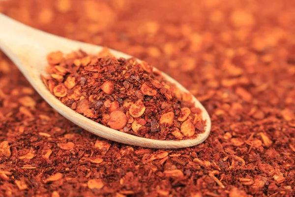 Kırmızı arkaplanda kırmızı biber kaşığı