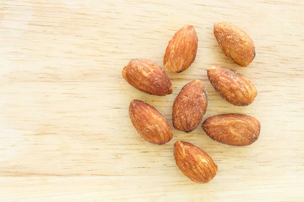 badem fındık kızartma ahşap arka plan üzerinde