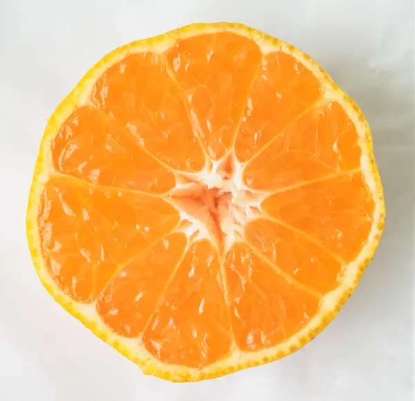 beyaz arkaplanda turuncu dilim