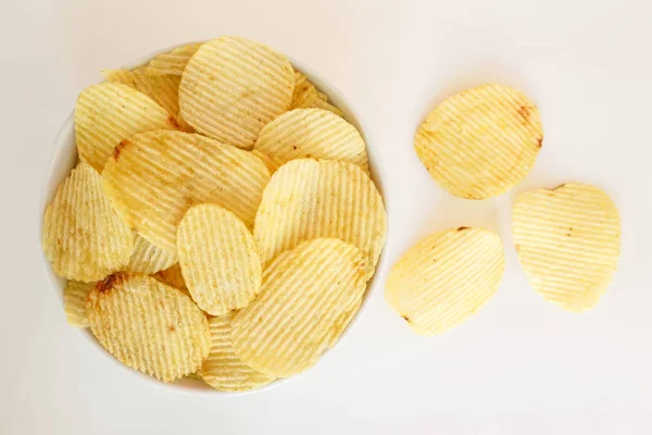 Krispig Potatis Chips Skräpmat Ohälsosam Mat Skål Vit Bakgrund — Stockfoto