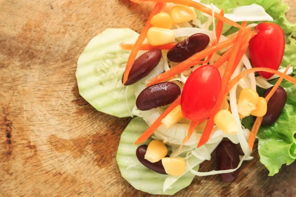 ahşap zemin üzerine yeşil salata taze sebze