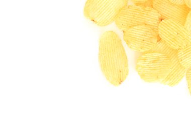 Beyaz arka plan üzerinde abur cubur sağlıksız yiyecek gevrek patates cips