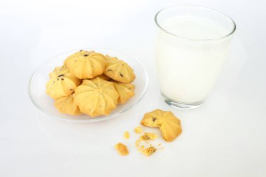 kurabiye ve süt beyaz arka plan üzerinde