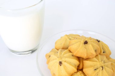 kurabiye ve süt beyaz arka plan üzerinde