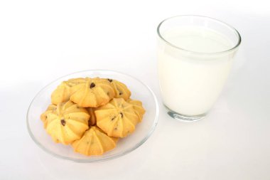 kurabiye ve süt beyaz arka plan üzerinde