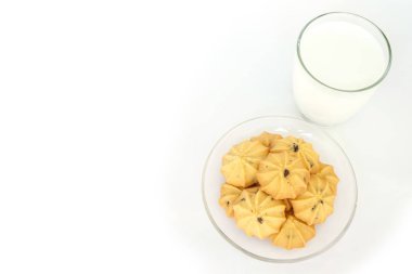 kurabiye ve süt beyaz arka plan üzerinde