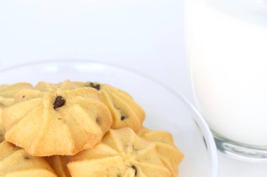 kurabiye ve süt beyaz arka plan üzerinde