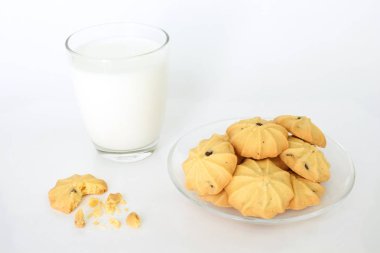 kurabiye ve süt beyaz arka plan üzerinde