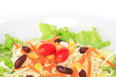 yeşil salata tabak taze sebze sınır beyaz arka plan üzerinde