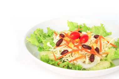 yeşil salata tabak taze sebze sınır beyaz arka plan üzerinde