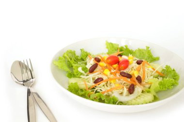 yeşil salata tabak taze sebze sınır beyaz arka plan üzerinde