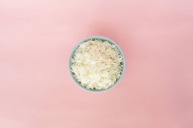 kase üzerinde pembe bir arka plan gül kuvars pirinç