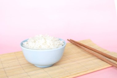 kase üzerinde pembe bir arka plan gül kuvars pirinç