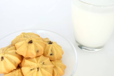 kurabiye ve süt beyaz arka plan üzerinde