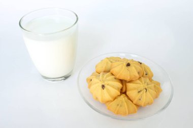 kurabiye ve süt beyaz arka plan üzerinde