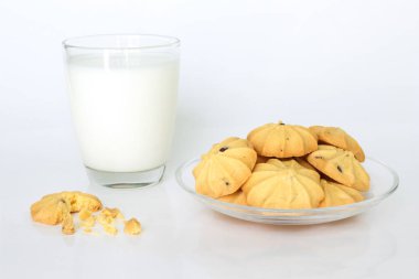 kurabiye ve süt beyaz arka plan üzerinde