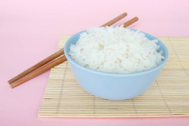 kase üzerinde pembe bir arka plan gül kuvars pirinç