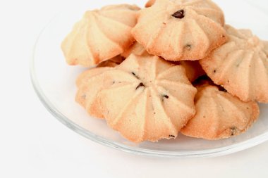 çikolata parçalı kurabiye bisküvi üzerinde beyaz bakcground