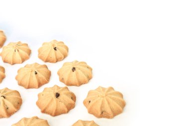 çikolata parçalı kurabiye bisküvi üzerinde beyaz bakcground