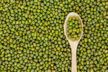 Mung fasulye kaşık doku içinde yeşil