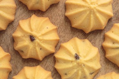 çikolata parçalı kurabiye bisküvi ahşap bakcground üzerinde