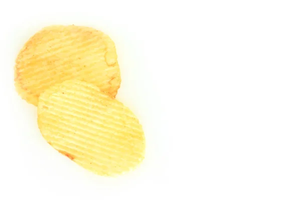 白い背景の上のシャキッとしたポテトチップ ジャンク フード不健康な食品 — ストック写真