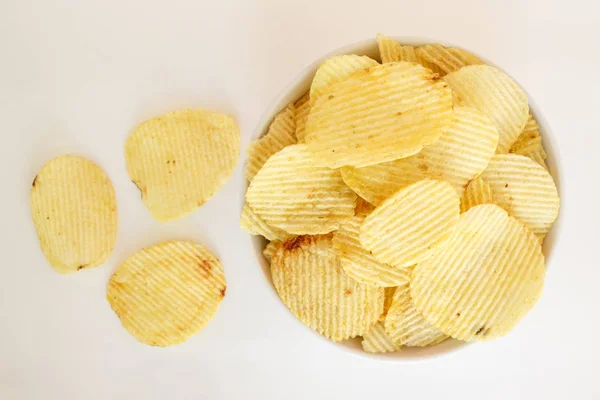 Knusprige Kartoffelchips Junk Food Ungesundes Essen Auf Weißem Hintergrund — Stockfoto