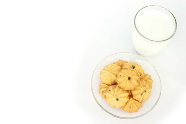 Kekse Und Milch Auf Weißem Hintergrund — Stockfoto