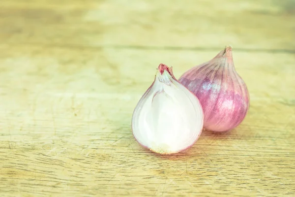 Červená Cibule Nakrájené Dřevěném Prkénku — Stock fotografie