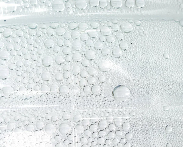 白い背景の上の水液滴バブル — ストック写真