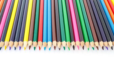 Beyaz arka plan üzerinde renkli çizim renkli kalemler