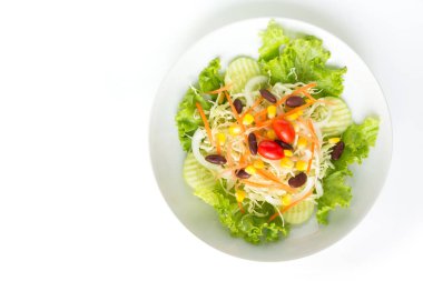 yeşil salata tabak taze sebze sınır beyaz arka plan üzerinde