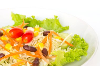 yeşil salata tabak taze sebze sınır beyaz arka plan üzerinde