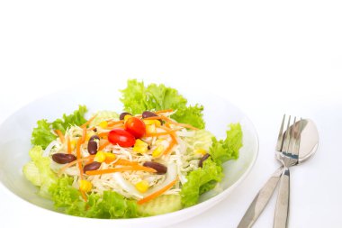 yeşil salata tabak taze sebze sınır beyaz arka plan üzerinde