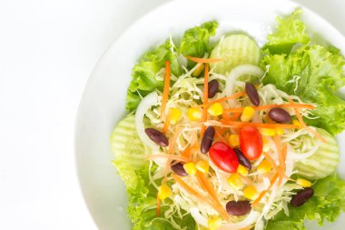 yeşil salata tabak taze sebze sınır beyaz arka plan üzerinde