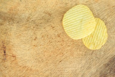 gevrek patates abur cubur sağlıksız yiyecek üzerinde ahşap yongaları