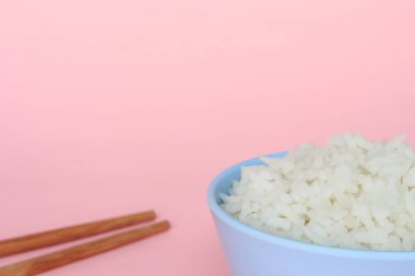 kase üzerinde pembe bir arka plan gül kuvars pirinç