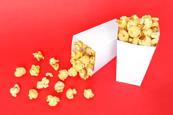 Palomitas Maíz Caja Blanca Sobre Fondo Rojo — Foto de Stock