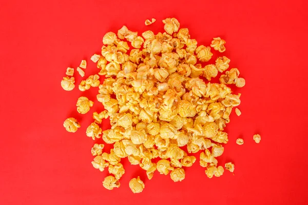 Popcorn Mucchio Bianco Sfondo Rosso — Foto Stock