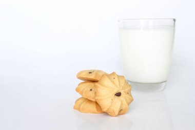 kurabiye ve süt beyaz arka plan üzerinde