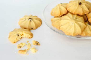 çikolata parçalı kurabiye bisküvi üzerinde beyaz bakcground