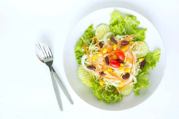 Grüner Salatteller Mit Frischem Gemüserand Auf Weißem Hintergrund — Stockfoto
