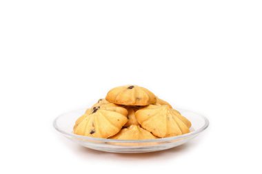 çikolata parçalı kurabiye bisküvi üzerinde beyaz bakcground