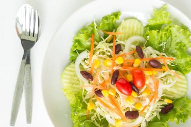 yeşil salata tabak taze sebze sınır beyaz arka plan üzerinde